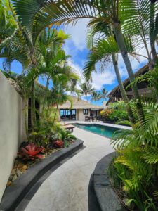 Te Manava Luxury Villas - Ultimate Beachfront Villa Courtyard
